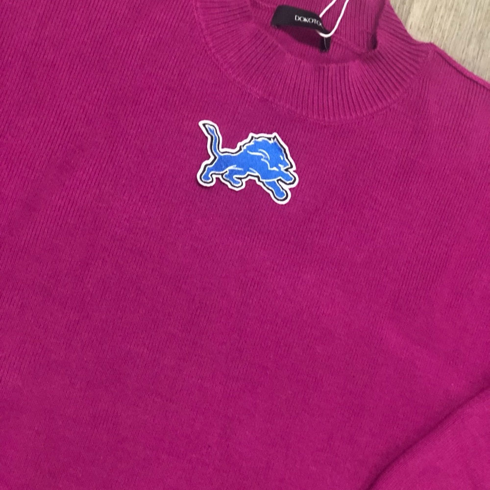 Detroit Lions Magenta Crewneck Sweater with Blue Detroit Lion logo - Picture 2 of 4